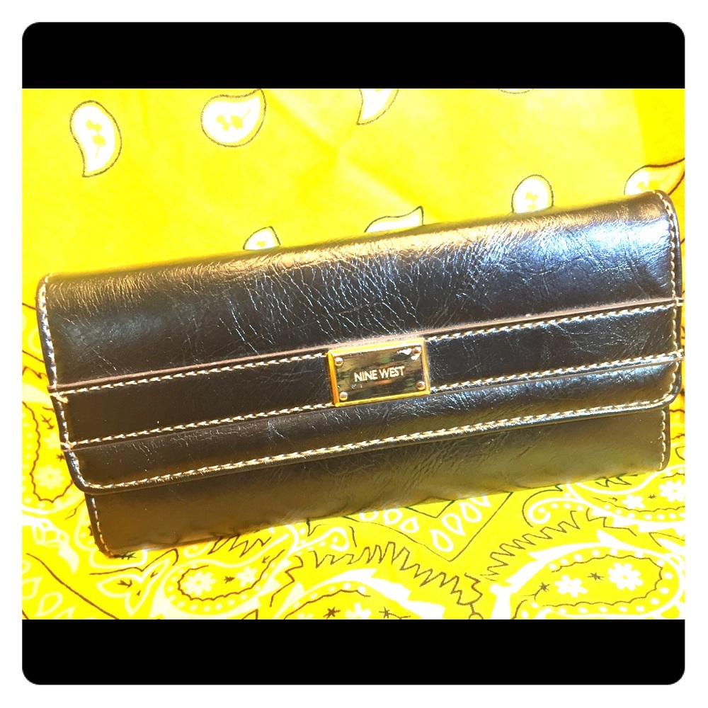 Nine West’s Sleek Black Wallet